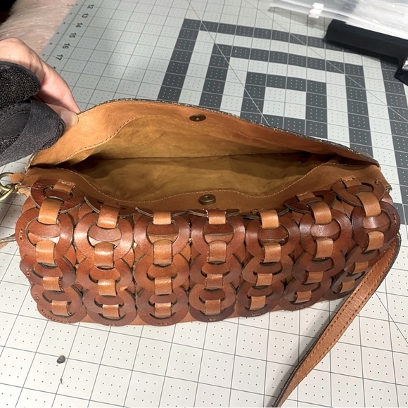 Patricia Nash, the Baku Chainlink Leather Crossbody Bag - Picture 3 of 7